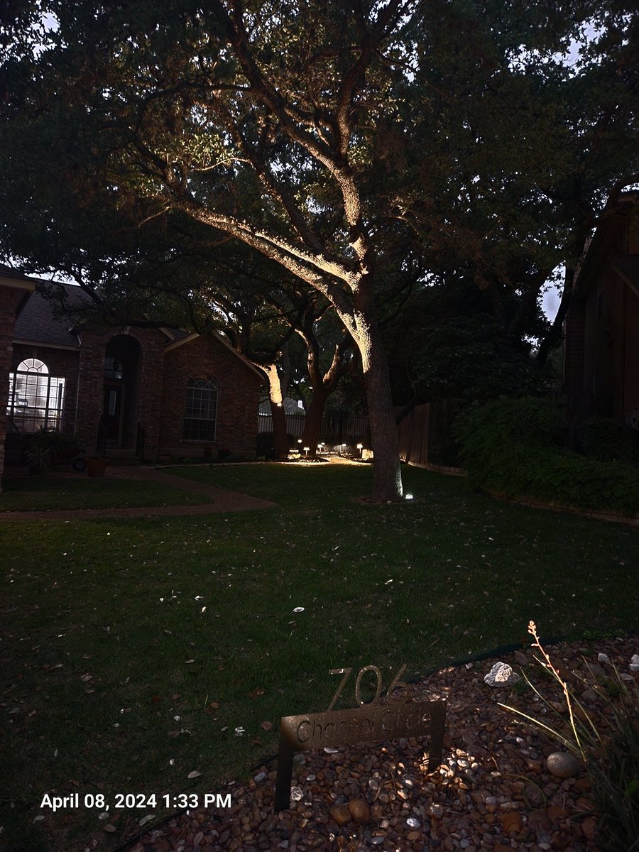 @KSATSarahSpivey Brief crack just before totality, brief crack as it was coming out. My front yard at 1:14 and 1:33.