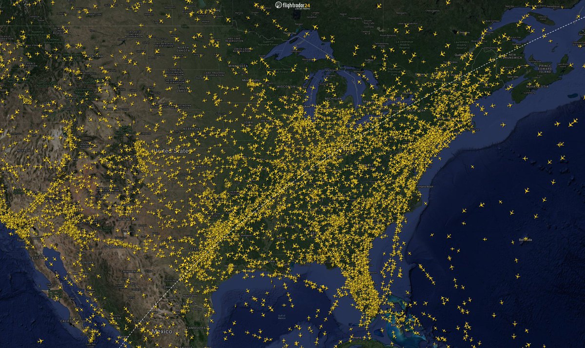 🇺🇸 #Eclipse | @flightradar24 comparte el tráfico aéreo actual con énfasis en la ruta del gran #EclipseSolar2024 para apreciarlo desde 10km sobre el suelo! 🇲🇽🇺🇸🇨🇦☀️-🌑