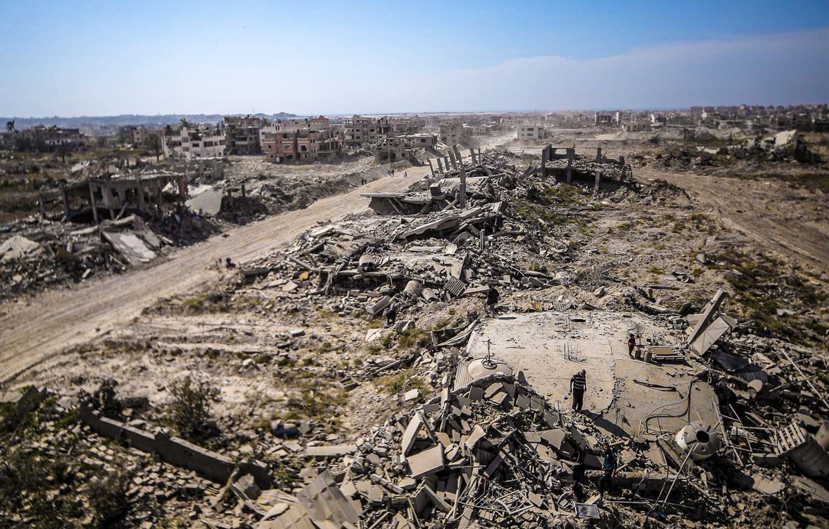 Palestinian families return their homes passing debris of destroyed buildings after Israeli forces’ withdrawal from parts of Khan Yunis, Gaza. (Photo by Ali Jadallah/Anadolu via Getty Images)