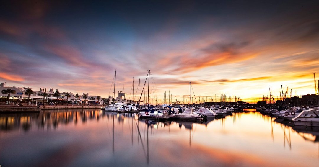 Un atardecer en Alicante.☀️🌜¿Conoces la Marina Deportiva de Alicante? ¡Hoy os la enseñamos! 📍🎆 #AlicanteTurismo #Alicante