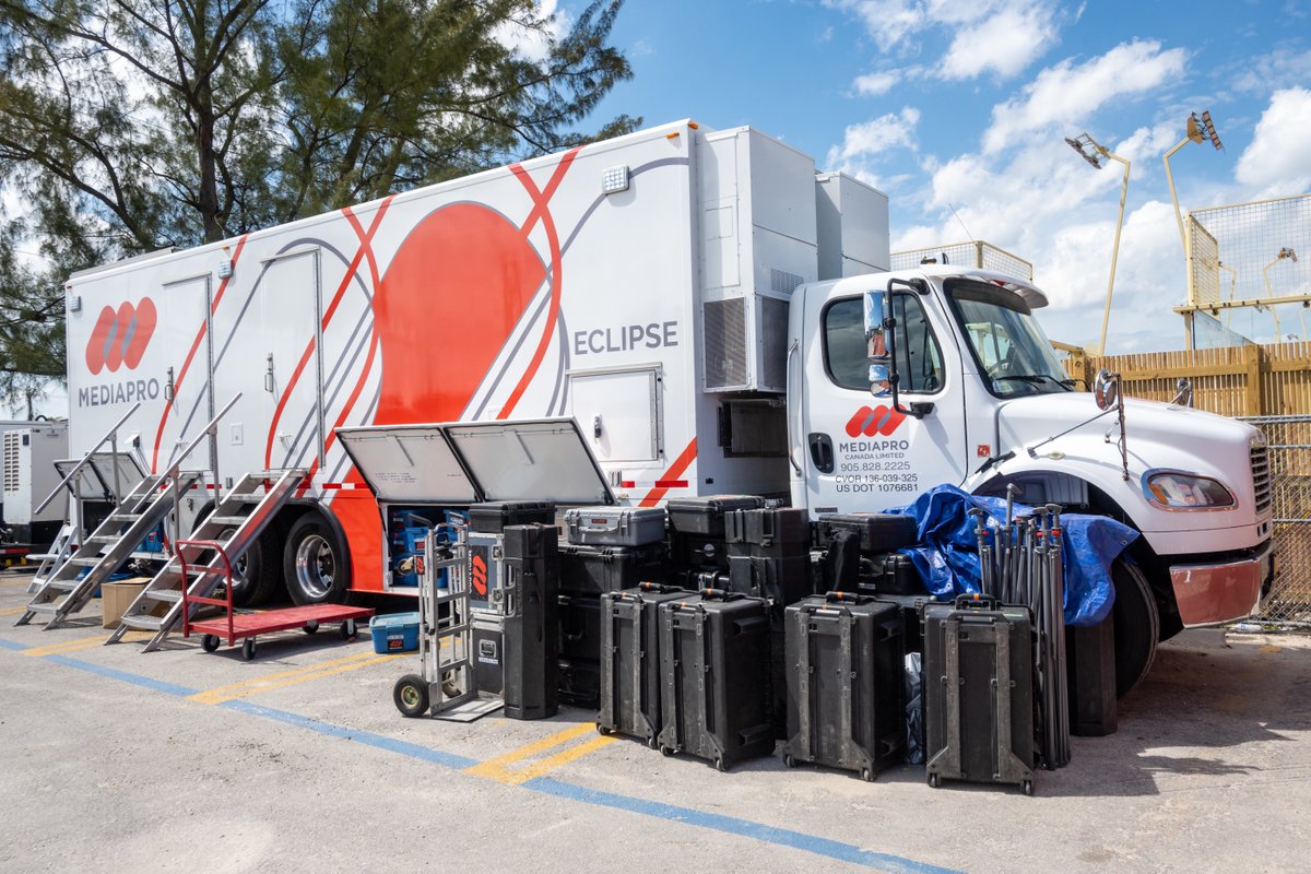 Here's an Eclipse you can look at. This beauty is currently on location producing @ProPadelLeague ☀️🌘 #Eclipse #TVProduction #OBTruck #TVLife #MediaproMexico #MediaproCanada