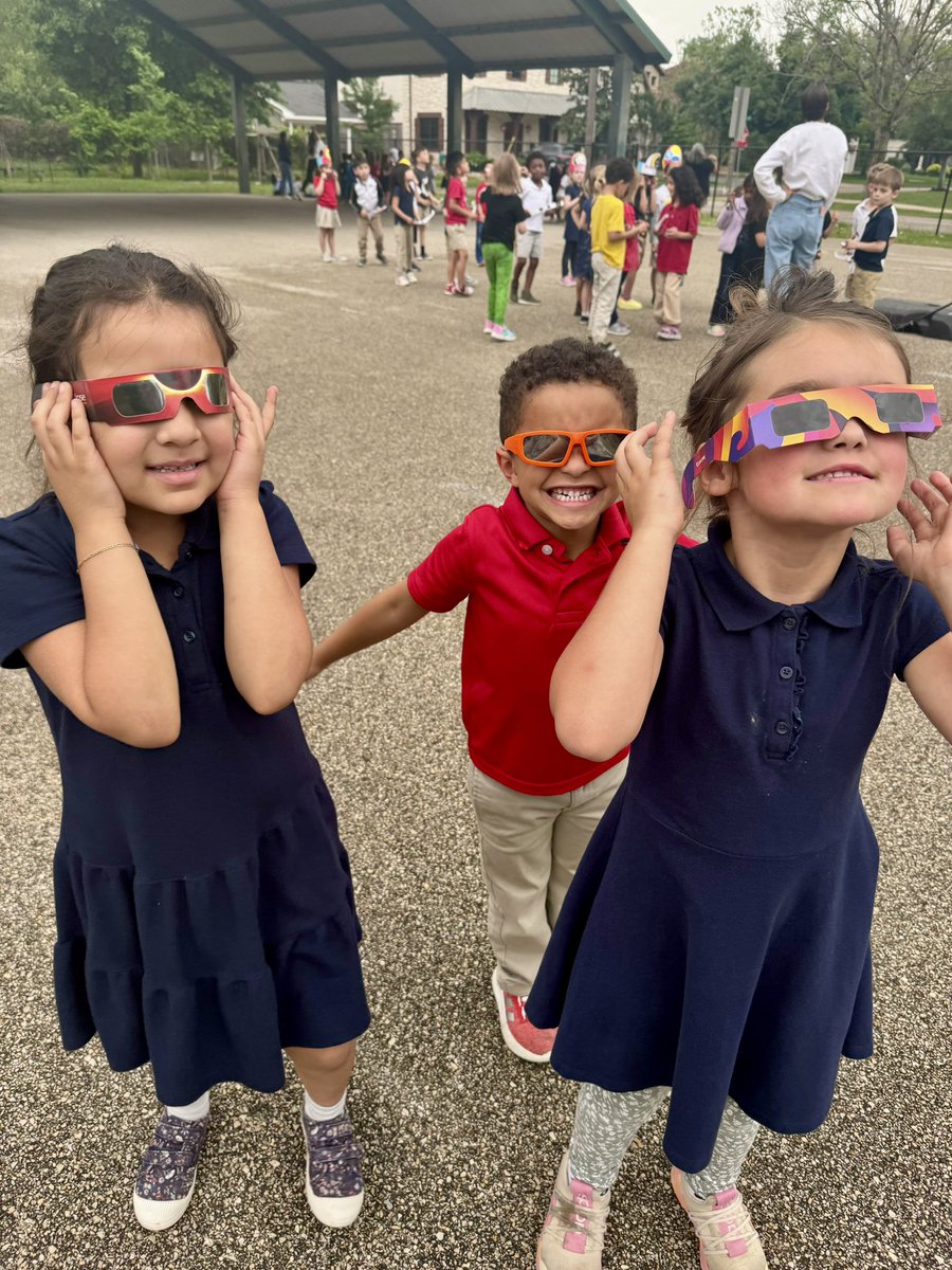 Memorial students and staffed enjoyed watching and learning about the solar eclipse today🌒☀️