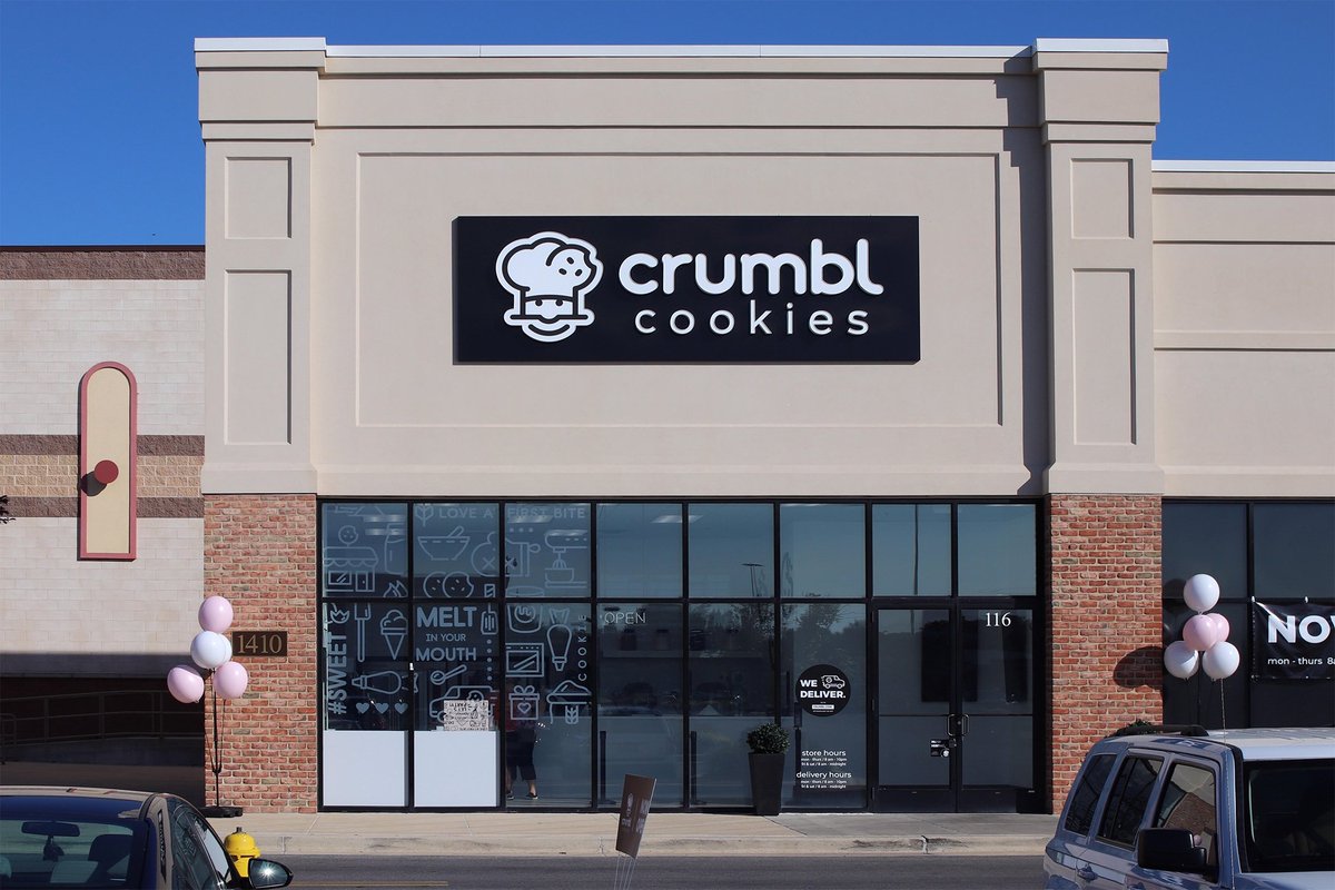 After much speculation...Crumbl's 2023 financials are out 🚨 • Average Revenue: $1,156,838 (down -38%) • Average Net profit: $122,955 (down -59%) They also closed 7 locations during the year. This is the first year-over-year decline they've had in their short history, as…