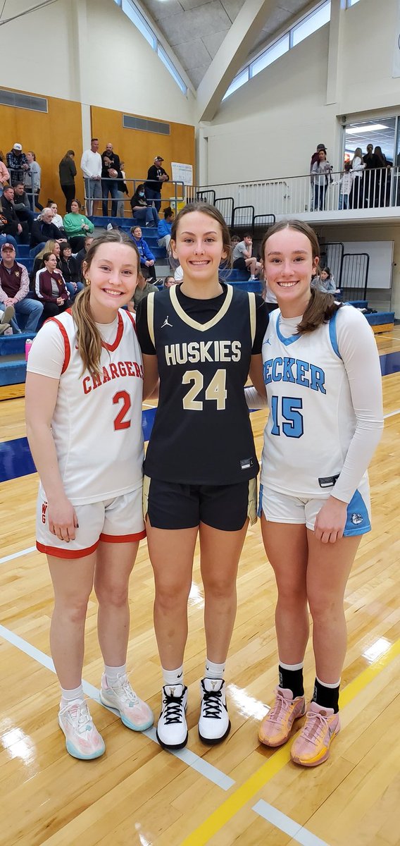 Fun seeing future teammates connecting at All-Star weekend!! Headed to the D2 National Champs @MinnStWBB - @RhyanHolmgren @CzinanoMallory & @ElisabethGad25 Headed to @USFCougarsWBB - @IzzyKlumper @annavaaler2024 & @AlexisARose