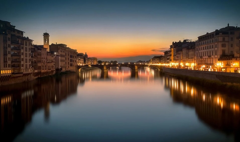 “As night falls over Florence's river, I wish you a peaceful and serene evening amid the enchanting city scene.” Have a beautiful night everyone 🌹🥂🌜✨💤