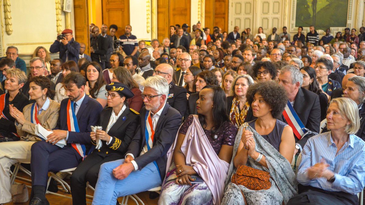 🕯️En solidarité avec le #Rwanda🇷🇼, la Mairie de #Lyon et la communauté rwandaise ont inauguré une stèle et un jardin commémoratif le 7 avril en l'honneur des millions de vies perdues lors du génocide perpétré contre les Tutsis en 1994. #Kwibuka30 #NeverAgain #TwibukeTwiyubaka