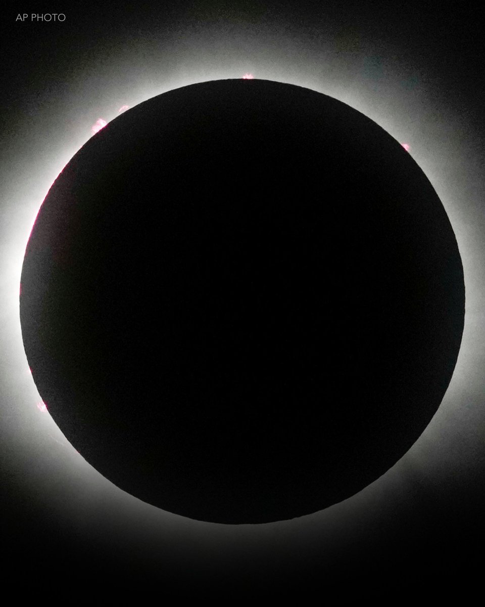 Totality has arrived in the central U.S. Watch live #Eclipse2024 coverage: ktla.com/news/watch-liv…