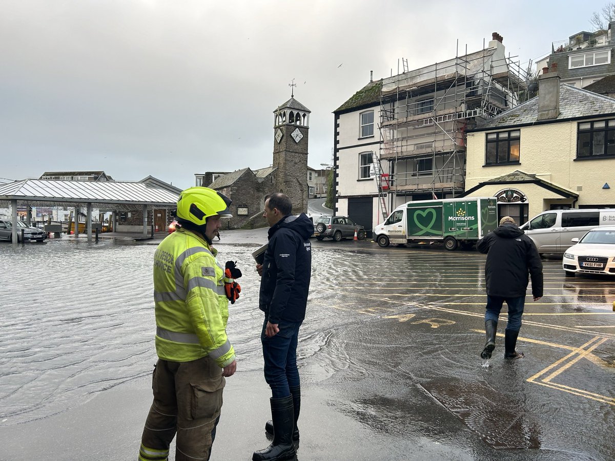 xrunnerwill's tweet image. Pictures tell a thousand words! A busy night for @EnvAgencySW with challenging conditions on the coast. 

Pleased to play my part helping look after our teams out taking observations of conditions to help update warnings and inform future warning procedures