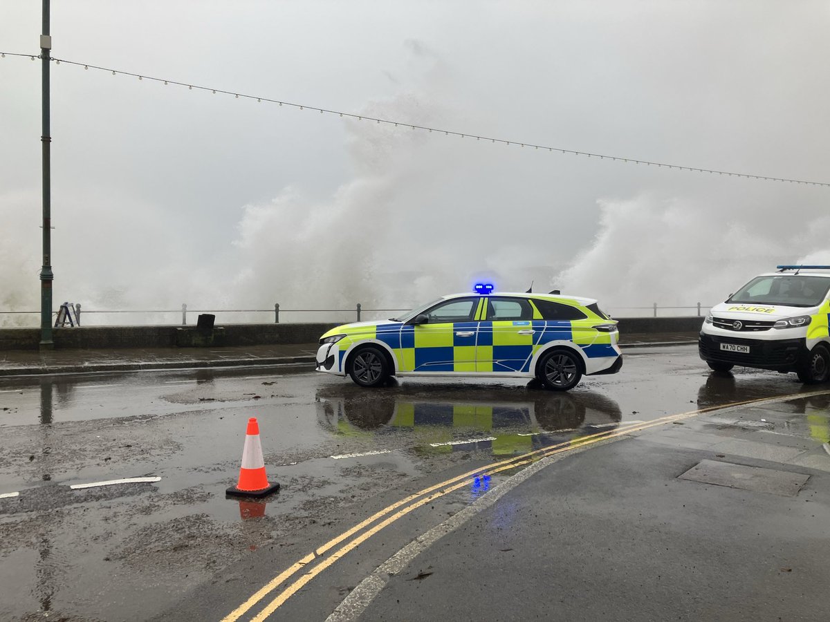 xrunnerwill's tweet image. Pictures tell a thousand words! A busy night for @EnvAgencySW with challenging conditions on the coast. 

Pleased to play my part helping look after our teams out taking observations of conditions to help update warnings and inform future warning procedures