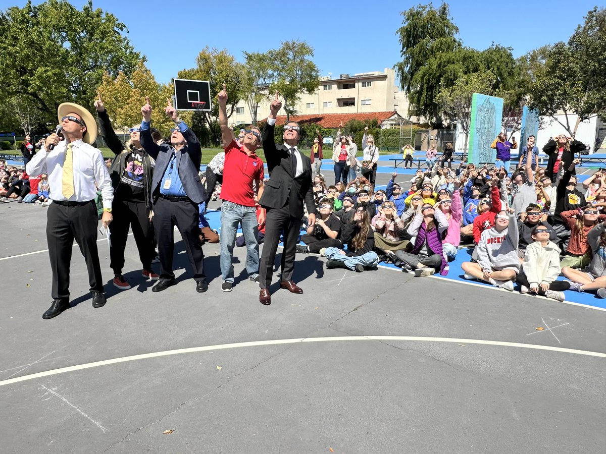 LAUSDSup's tweet photo. What a cool way to teach science at @carpcharter with today's viewing of the #SolarEclipse, a celestial wonder which won't be seen again until 2044. @LASchools elevates space education to spark curiosity with the next generation of @NASA scientists and explorers. #4SPACE @NASAJPL https://t.co/SB57Z1ZNZ9