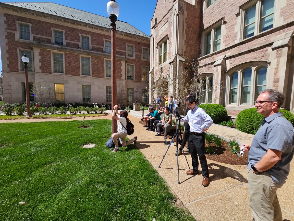 ShiNungChing's tweet image. Eclipse viewing with @WashUESE !