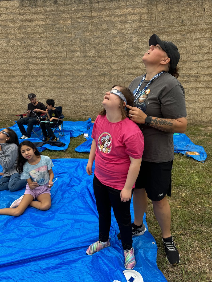 CubrielCollins's tweet photo. Our V-V-ALE Solar Eclipse Viewing Party @NISDVale! What an awesome experience for our students!!!

#ATotalEclipseOfTheHeart #RaysUp
#SolarEclipse2024 https://t.co/H7yyATTiM7