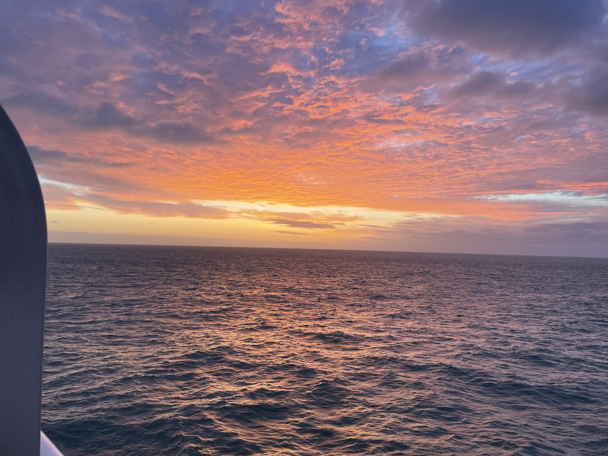 See the line where the sky meets the sea… it calls me… 
#cruise #happyplace