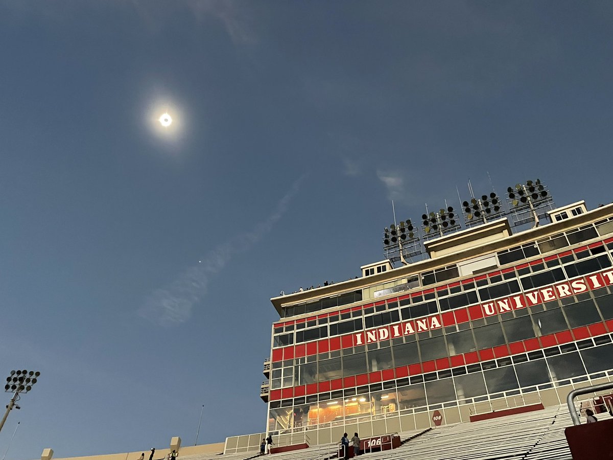 All the way at Memorial Stadium at Indiana University for the eclipse! William Shatner performed spoken word poetry before totality @mirrorindy 🌕🌖🌗🌘🌑