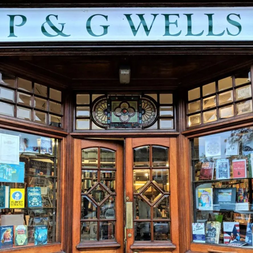 Lovely to see 'The Globemakers' displayed at @Bookwells (Possibly) the oldest independent bookshop in England!

pgwells.co.uk/shop/travel/th… #independentbookstore #winchester