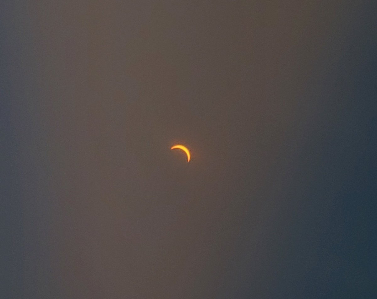 violet_mid's tweet image. The solar eclipse is happening where I am currently at. It's a Site to behold to see every Once in a while. 

Don't forget to wear special made glasses or visors cause staring at the sun is damaging.

I hope everyone Has fun. ^^

#Eclipse2024 #SolarEclipse2024