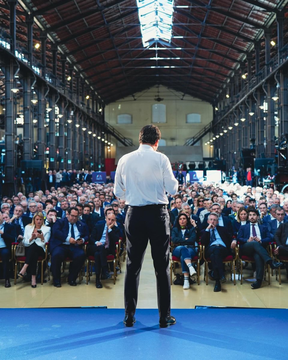 Infrastrutture e grandi opere: mai così tanti investimenti per un Paese che cresce e genera economia e sviluppo. È l’#ItaliadeiSì 🇮🇹. È l’Italia che stiamo costruendo al governo e insieme. Oggi, Museo Nazionale di Pietrarsa (NA), con @matteosalvinimi.