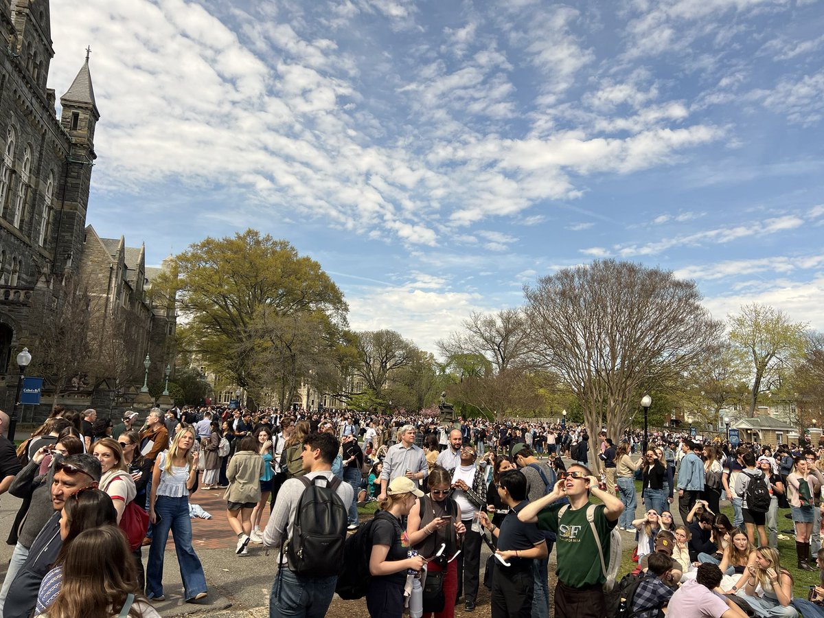 I think the entire ⁦@Georgetown⁩ campus is out on Healy Lawn watching the #eclipse.