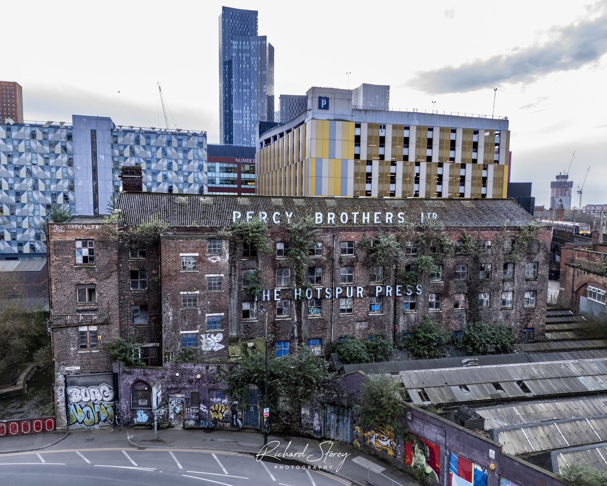 New with the old. Manchesters “Medlock Mills” building used as a printing press by Percy Brothers from 1900-1996 sits in front of First Street Developments. 

#hotspurpress #manchester #oldbuildings #cityphotography #themanc