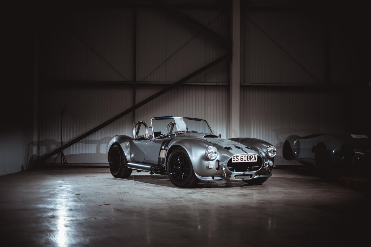 Stunning silver cobra boasting lower wind wings and triple nose vents that complement each other very well 👌 #cobra #AK427 #kitcar