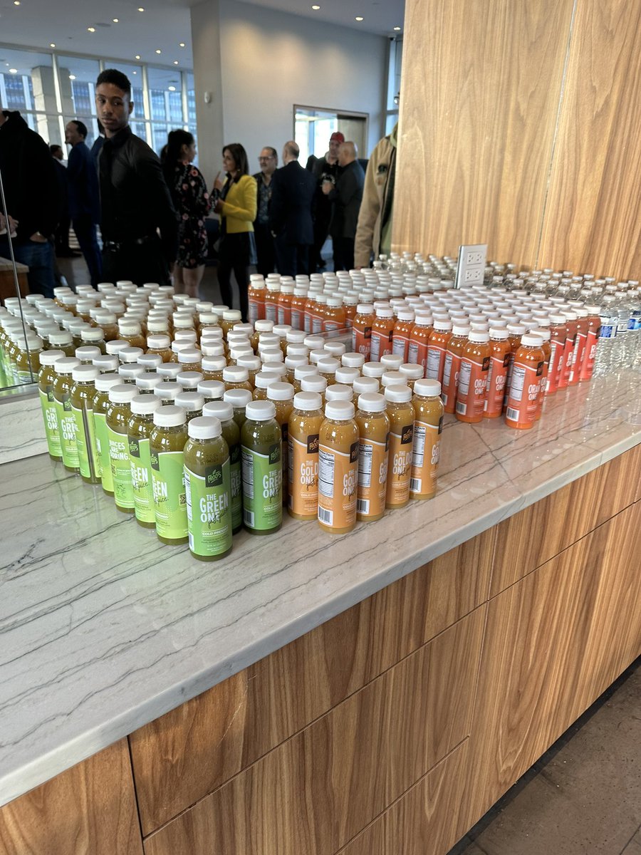 0xAvast's tweet image. I almost cried on the way back from NFT NYC.

Time to reflect on what happened last week. 

I went to the US for the first time, doxxed, went to 10+ web3 events and made a lot of friends along the way.

…Oh, and I also distributed over 4000 Froots juice bottles for free…all…