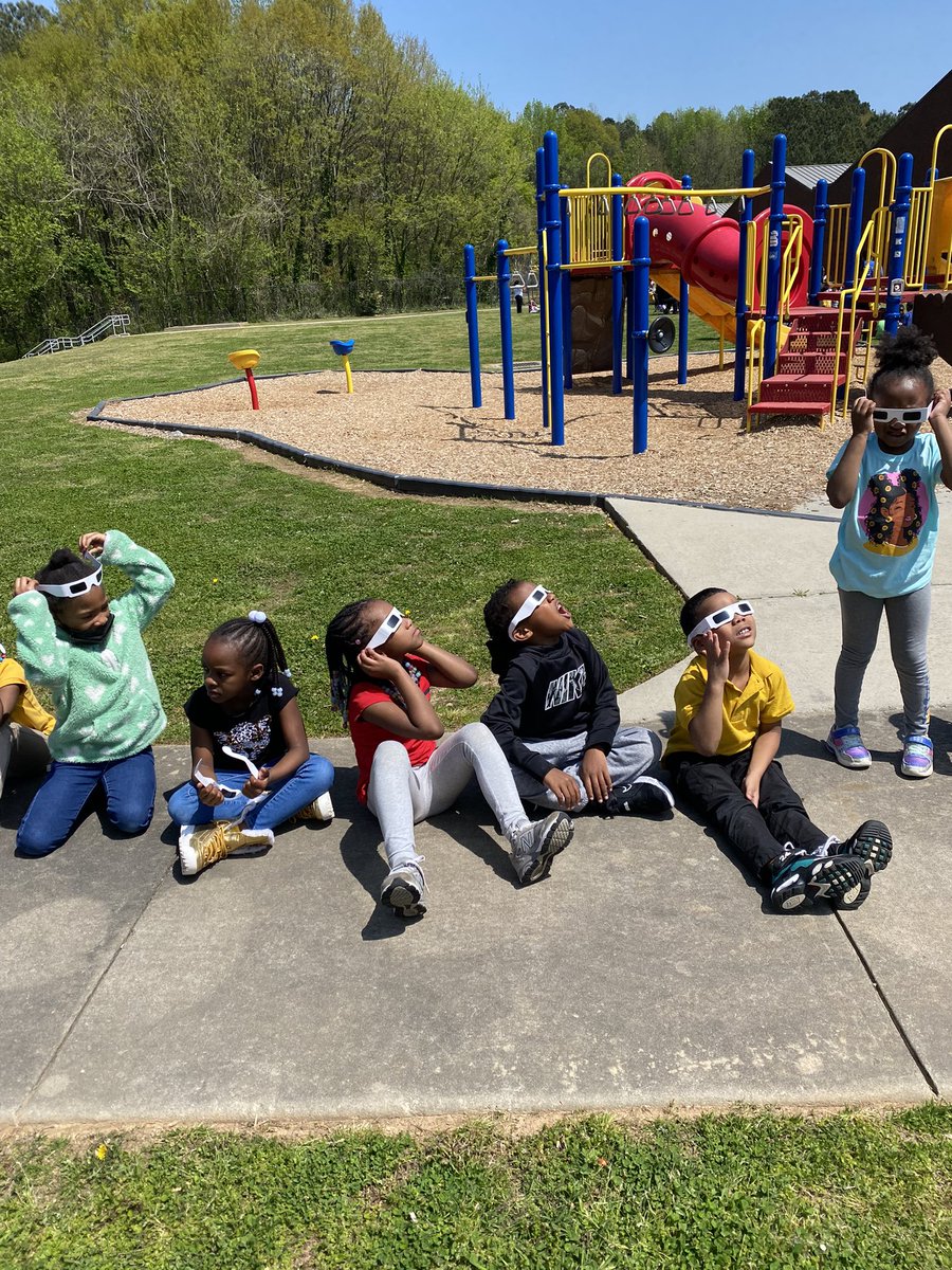 MathCoachHEH's tweet image. HEH pre-k and kindergarten students mesmerized by eclipse 2024. #Eclipseviewing#FunScience @PrincipalFelipe @drtabitha7 @DrTamaraCandis @HamiltonEHolmes