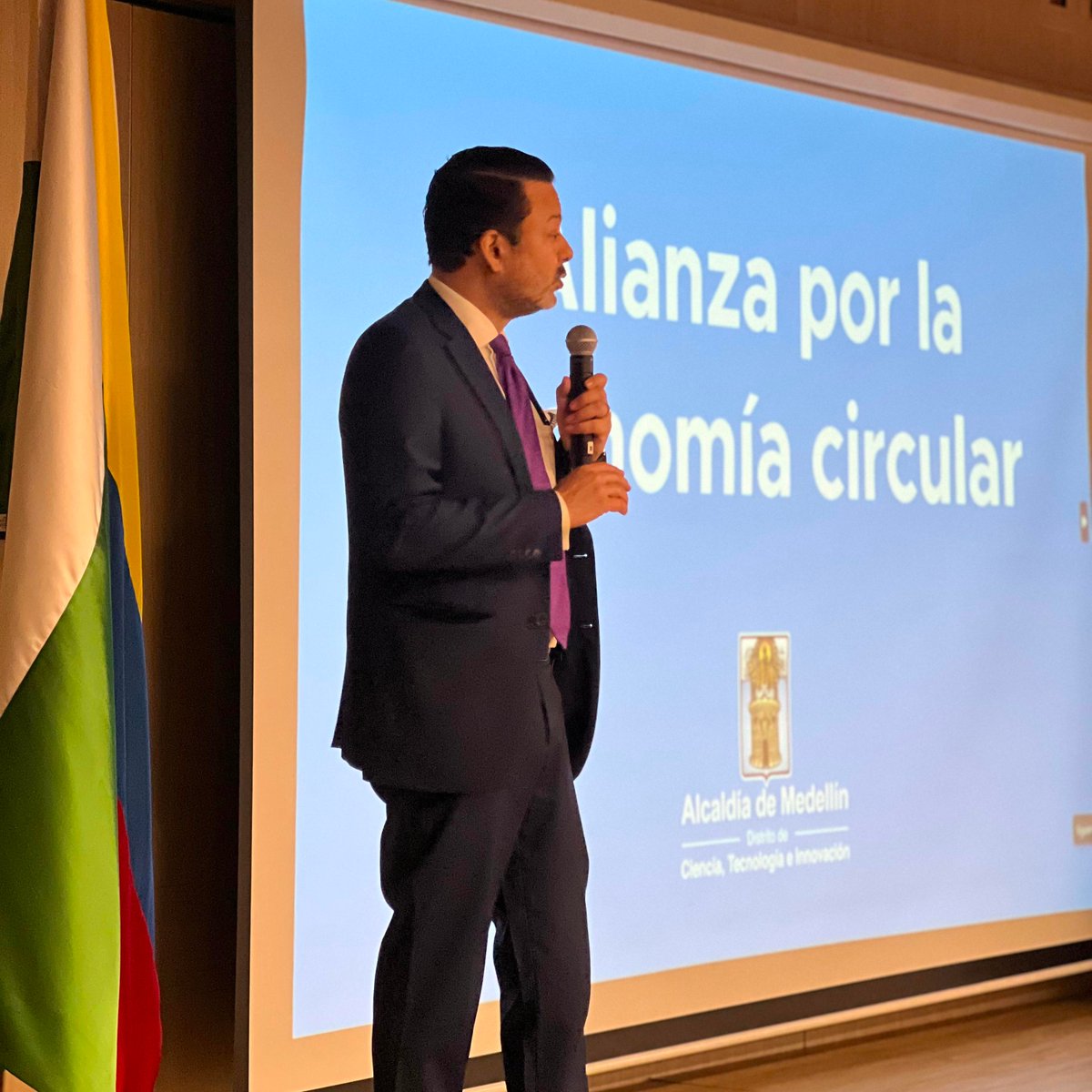 amoramartinez1's tweet photo. Una iniciativa liderada por nuestro alcalde @FicoGutierrez en la que estamos #ConectadO2 con los habitantes de nuestra Ciudad por una #MedellínSostenible. https://t.co/2BtxgwmlX2
