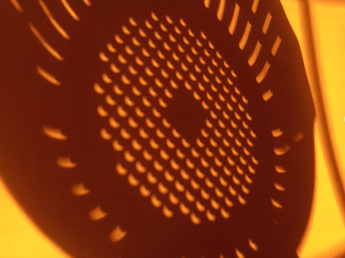 @FOX29philly @DrewForecast @KathyOrrFOX29 @ScottFox29 The view of the eclipse through a colander in Williamstown, NJ