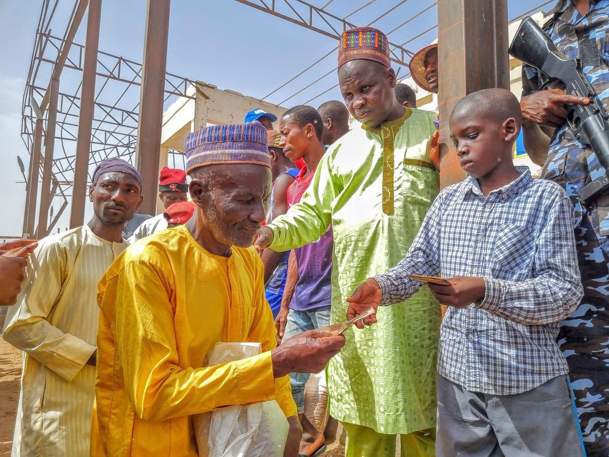 Today, Rarara distributed food items to 15,000 vulnerable individuals and contributed a total of 75 million naira, giving N5,000 naira each to celebrate Eid. May Allah bless his sources. Ameen 🙏