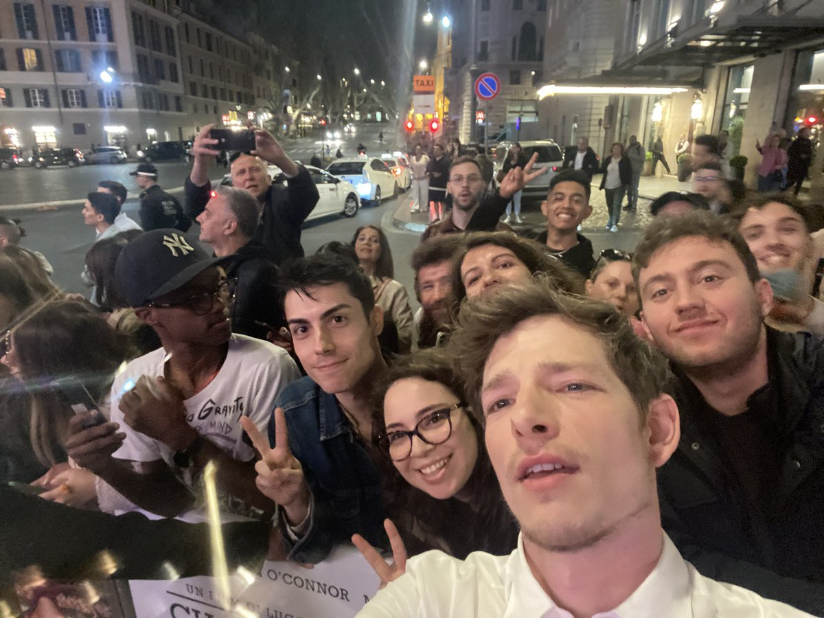 mike faist had us all get in a group picture my face is half covered by his but I’M SO HAPPY HE WAS SO CLOSE #Challengers