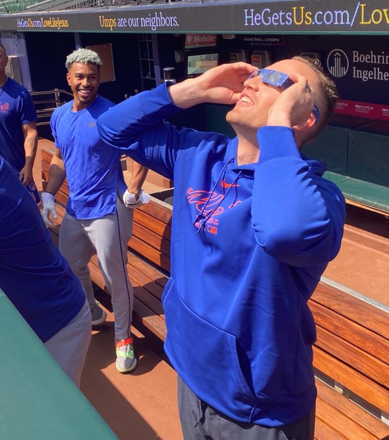 if he doesn’t look at me the way lindor looks at nimmo watching the eclipse then i don’t want it.