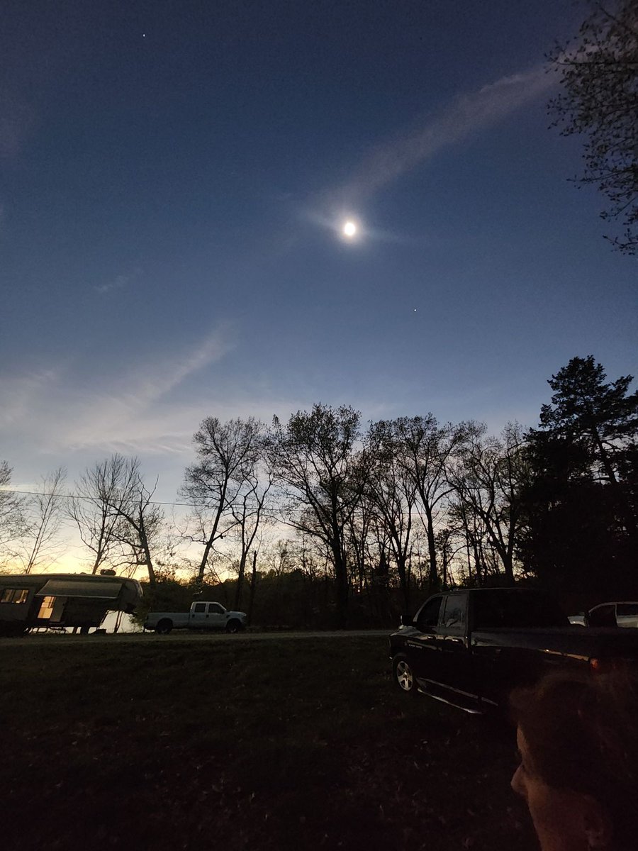 Totality from near Cape Girardeau, MO! Incredible solar flare visible near moon's south pole too! Wow! #Eclipse2024