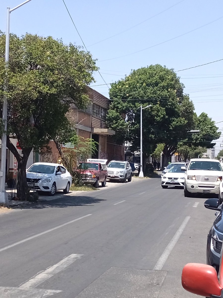 Nos aventamos casi 3 años pidiendo a <a href="/dirtransitopue/">Tránsito Mpal Puebla</a> que sancionen estos autos que estacionan DIARIAMENTE sobre banqueta, pero nunca acuden...😐
#QueBuenoQueYaSeVan