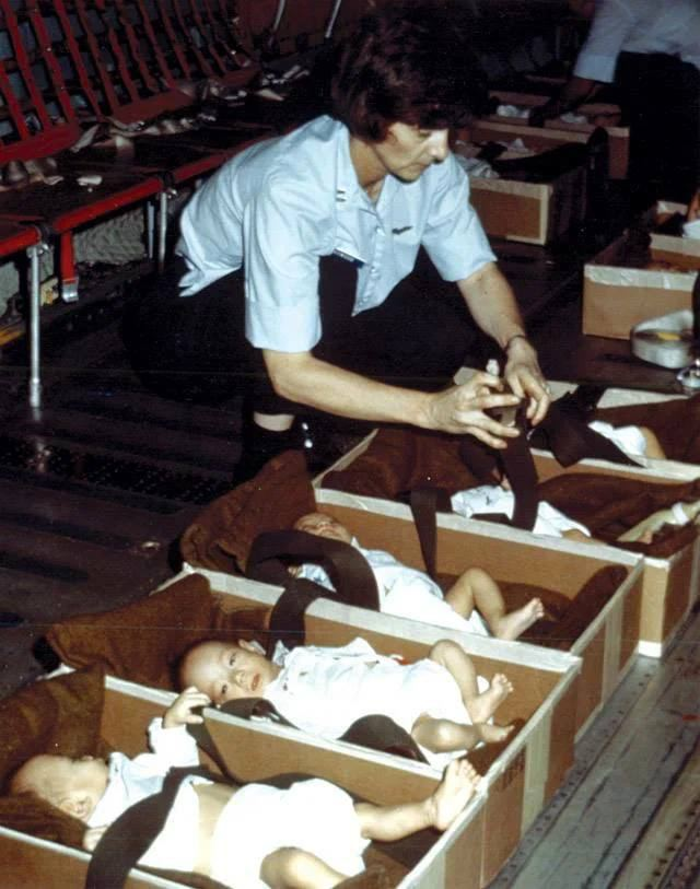 🕵️‍♂️ Operación Babylift: cómo los estadounidenses robaban a niños vietnamitas abril de 1975 🤫 Tras la derrota en la guerra de Vietnam, EEUU 🇺🇸s3cuestró a miles de bebés vietnamitas y los envió a ese país, donde les esperaban padres adoptivos. 🤫Se llevaban a los bebés en simples…