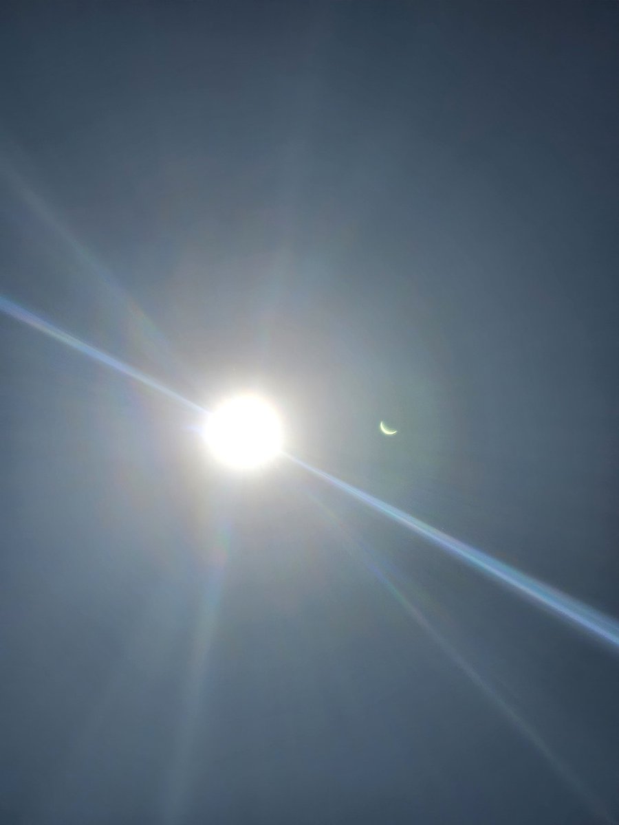 My phone caught the eclipse in the artifact perfectly, pretty cool.