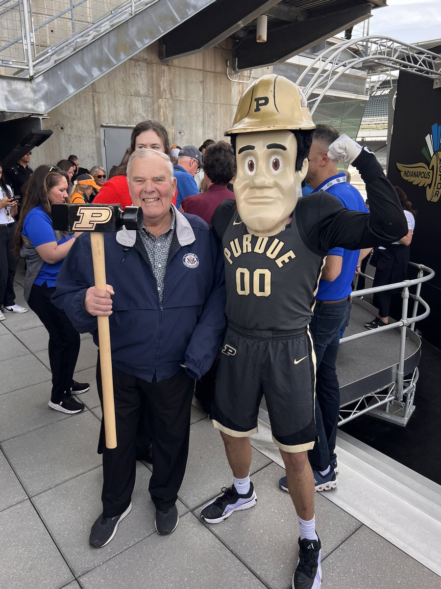 Today, I stopped by the NASA-Purdue eclipse event at the Indianapolis Motor Speedway and ran into Purdue Pete! Great way to experience today’s magnificent eclipse and prepare for tonight’s @BoilerBall game.