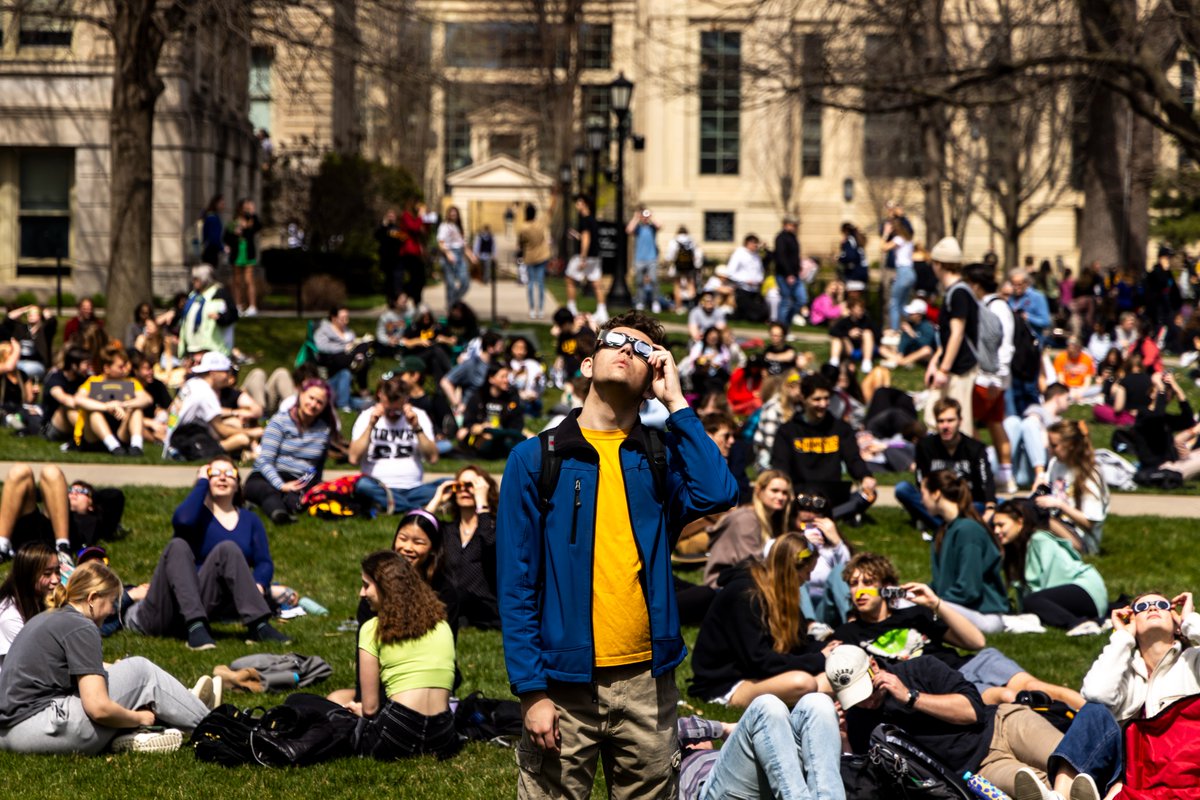 josephwcress's tweet photo. More than 2,000 people gathered at the Pentacrest on the University of Iowa campus to view the solar eclipse, April 8, 2024. #ThinkIowaCity Photos https://t.co/qy4IG76cmp