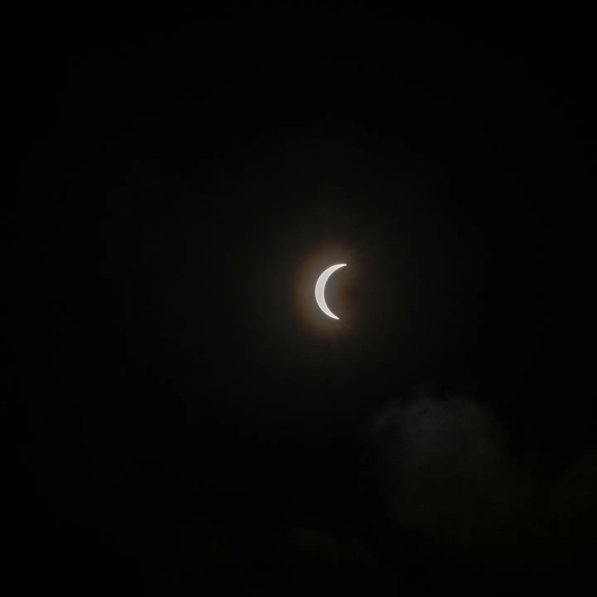 About 1:32 p.m. Monday, April 8. 92% totality from Lake Jackson. #EclipseSolar2024 @thefactsnews @baycitytribune