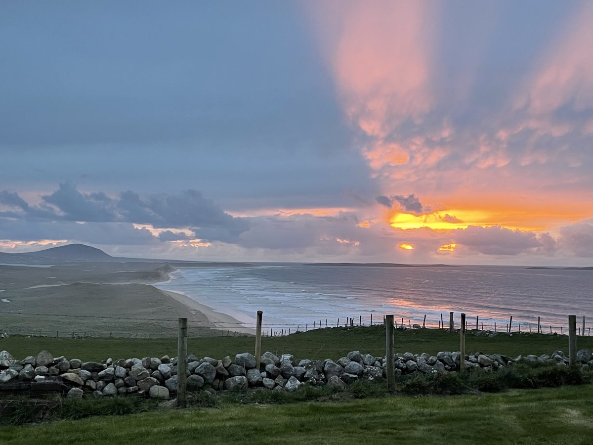 Gorgeous sunset this evening behind Inis bó Finne in #Donegal ⁦@welovedonegal⁩ ⁦@wildatlanticway⁩ ⁦@DiscoverIreland⁩ ⁦@DiscoverDonegal⁩ ⁦@ThePhotoHour⁩