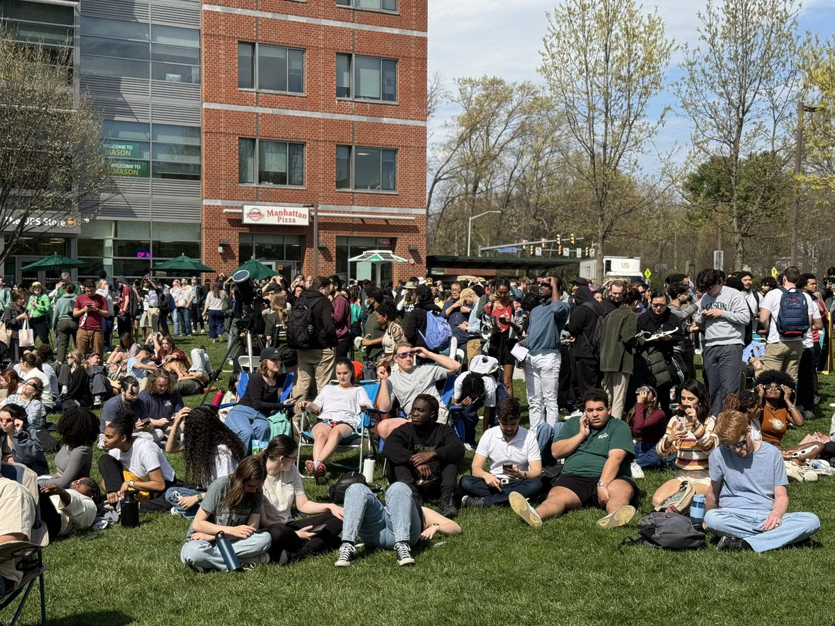 Today’s @GeorgeMasonU #Eclipse2024 viewing! Hosted by the @GMUObservatory, @GMU_COS, and @GMUPHYSANDASTRO. #MasonNation 📷: OUB