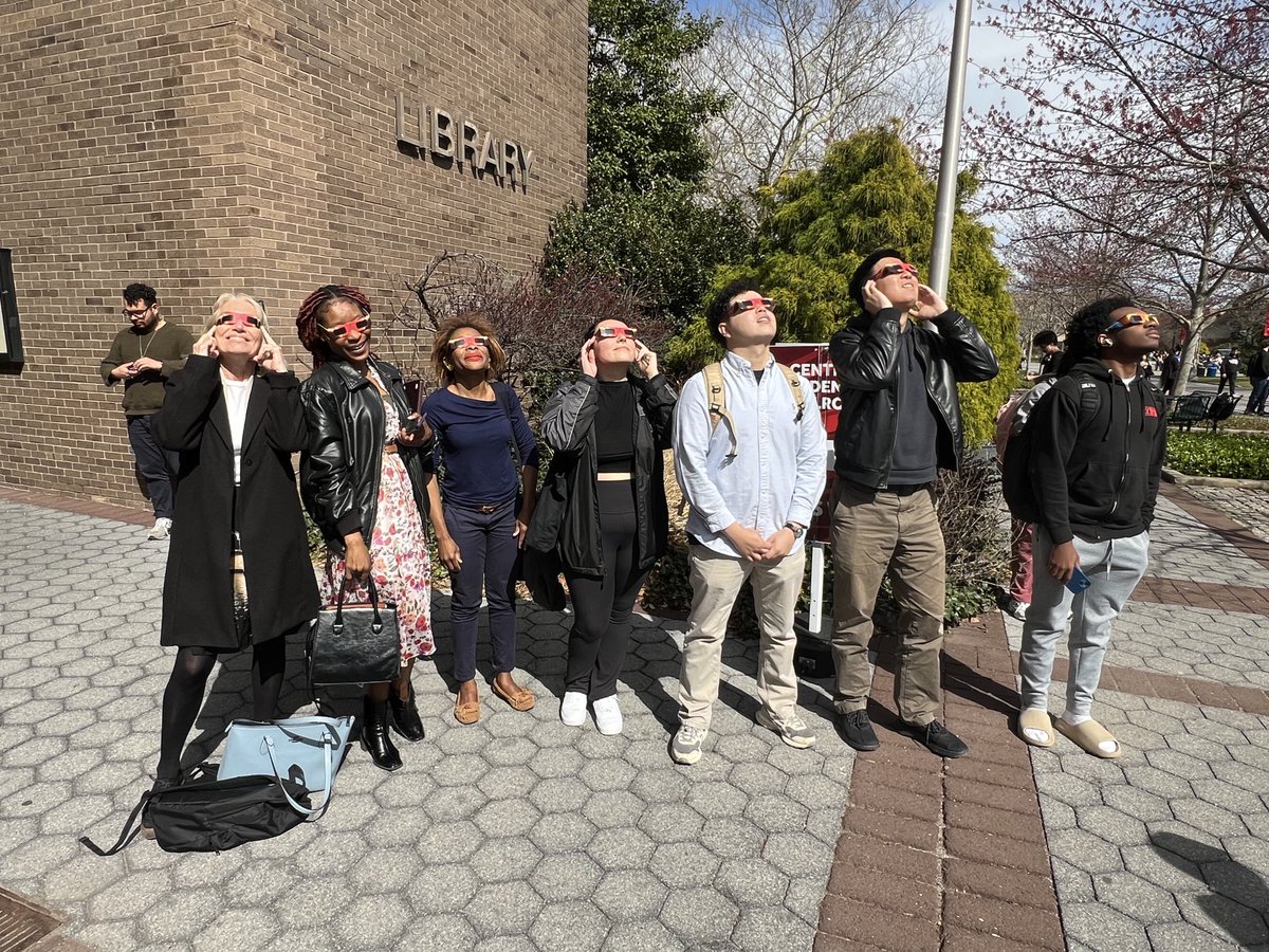 Me and my ⁦@SBUjournalism⁩ graduate students staring at the solar eclipse