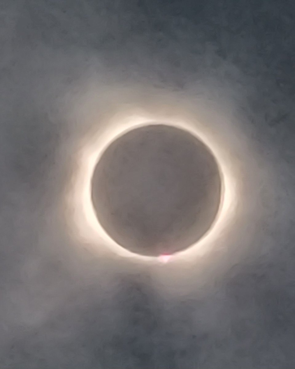 Mesocedes's tweet photo. I caught a solar flare at the bottom of the sun during totality. So cool https://t.co/1VecComVOl