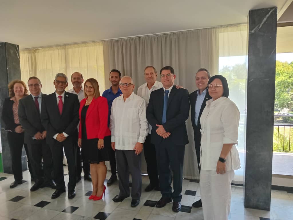 🥼Viceministra primera de Salud, <a href="/TaniaMCruzHdez/">Dra.Tania Margarita Cruz Hernández</a>   sostuvo encuentro con <a href="/jagan_chapagain/">Jagan Chapagain</a>, director ejecutivo y secretario general de la Federación Internacional de Sociedades de la Cruz Roja y de la Media Luna Roja (IFRC).

Abrimos 🧵1/3