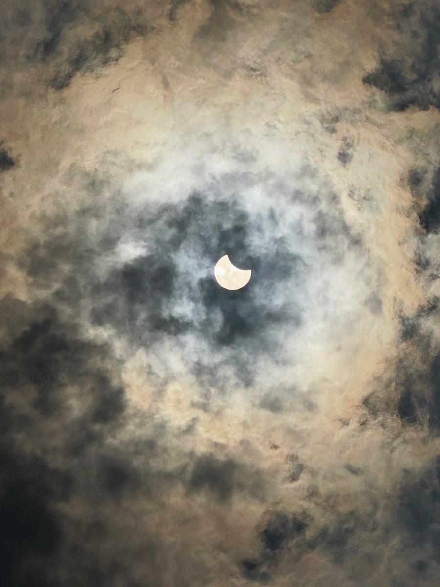 🌑 • Aveces las nubes son de gran ayuda 😍 Increíble poder ver el #EclipseSolar2024 desde mi pueblito en #Chiapas, nos tocó parcial, pero increíble siempre poder ver estas maravillas astronómicas ✨ • @El_Universo_Hoy • @chematierra • #EclipseSolar • #Eclipse