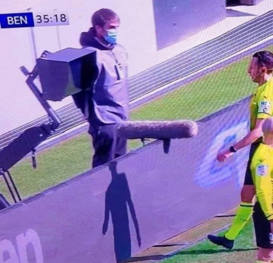 lo que más ruido me hace de todo ésto, es que mientras a mí a veces me cuesta mear en baños públicos, exista gente que espere así del otro lado del glory hole