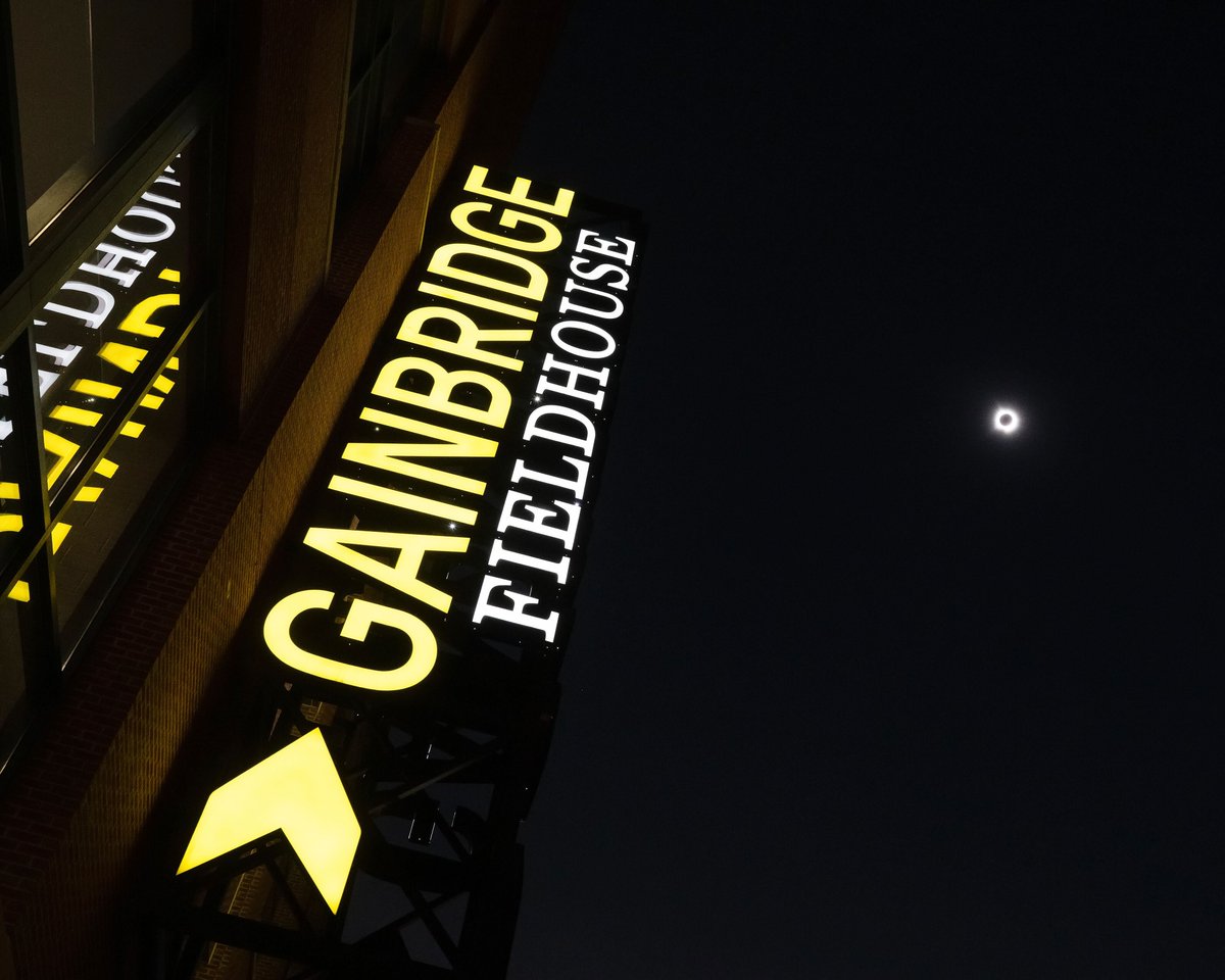 Total Eclipse of the Fieldhouse 🌘🌑🌒