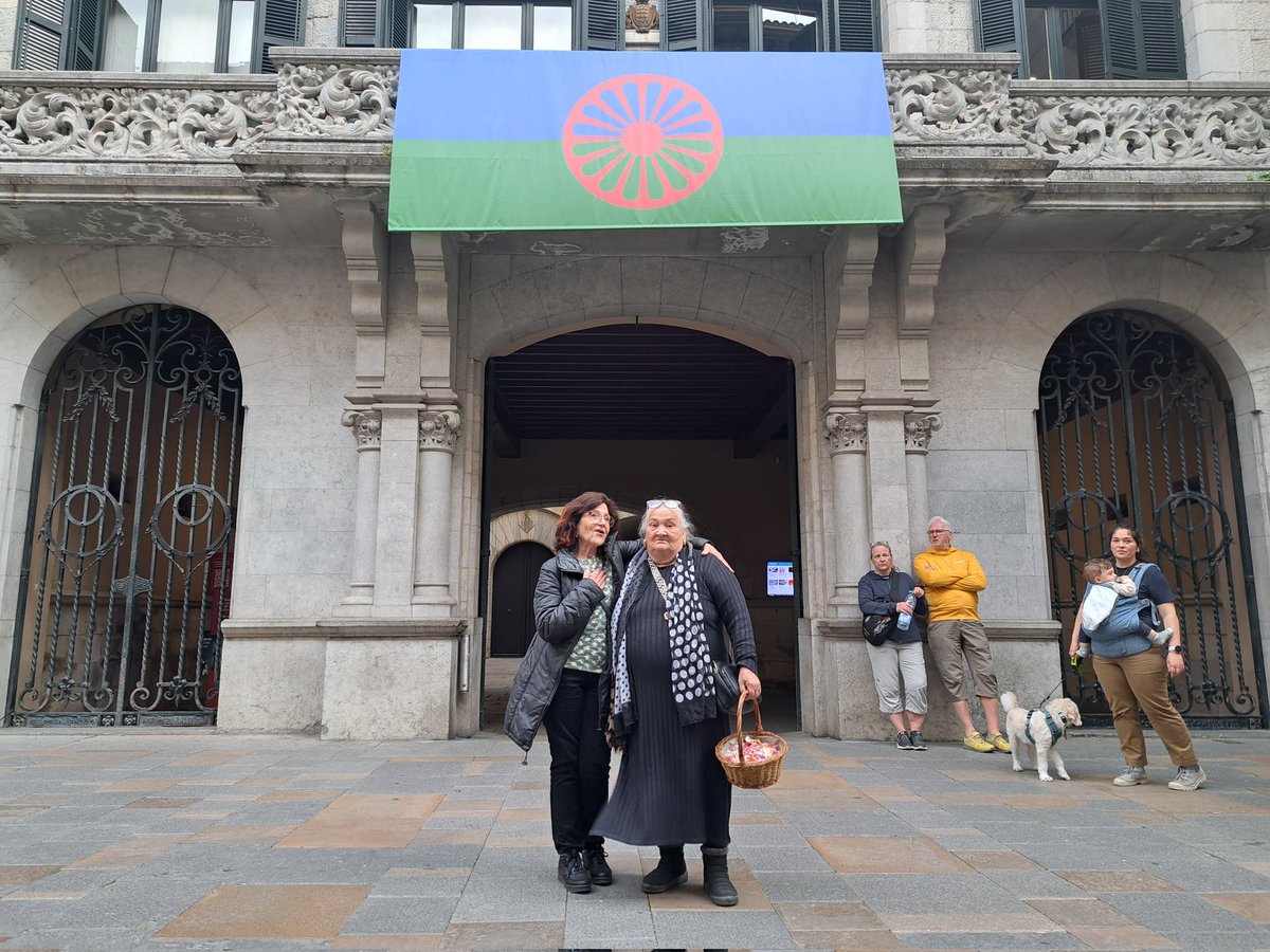 🟢 Molt feliç de celebrar el "Dia Internacional del Poble Gitano" amb l'entranyable amiga #NicolasaZapata (Nico), gran referent de Font de la Pólvora amb la q vaig compartir anys d'il·lusions i lluites per millorar la vida de la gent q hi vivia.
Sastipen thaj Mestipen!
#OpreRoma