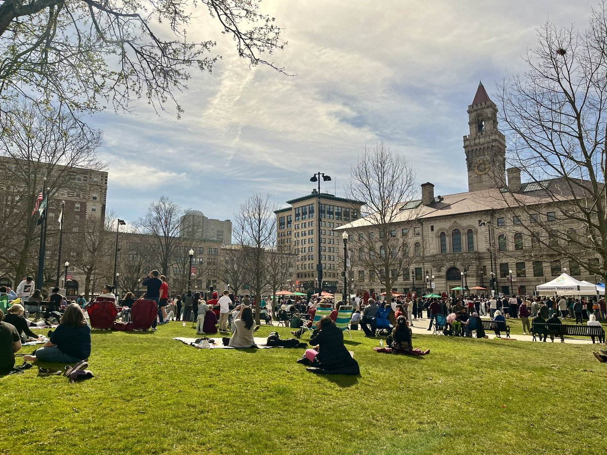 A packed Worcester Common for the solar eclipse ☀️ 🕶️
<a href="/SpecNews1Worc/">Spectrum News 1 Worcester</a>