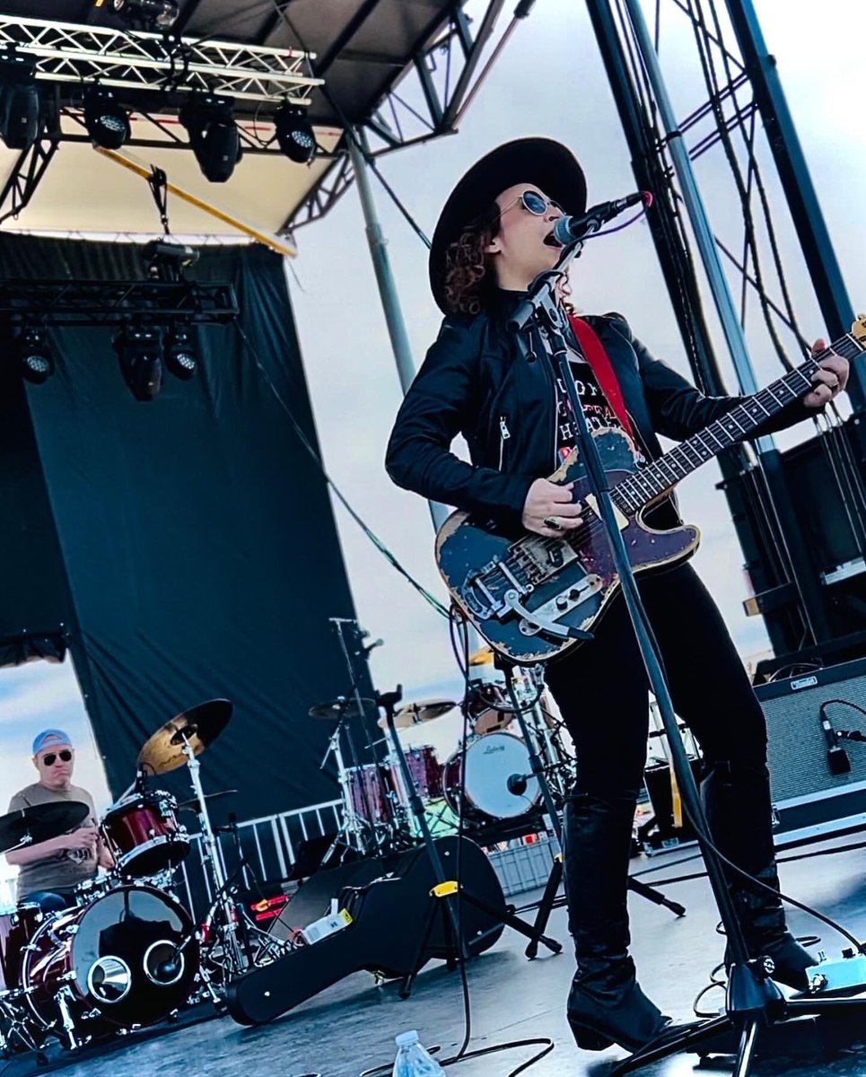vintageguitars_'s tweet photo. Vintage artist @thejordanrainer Had a great day playing outdoors in this beautiful spring weather in Texas!! Greenville, you were legendary! Playing my new @vintage_guitars_us !!
#jordanrainer #livemusic #music #concert #womaninblack #thevoice #vintagetone https://t.co/88fs5G1L8o