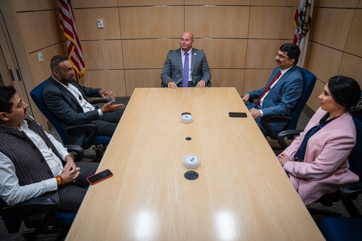 It was my absolute pleasure to welcome Dr. K. Srikar Reddy, Consul General of India, to Fresno City Hall!   We had the opportunity to discuss enhancing the collaboration between India and Fresno and how we can help one another. Thank you for visiting, you’re welcome back anytime!